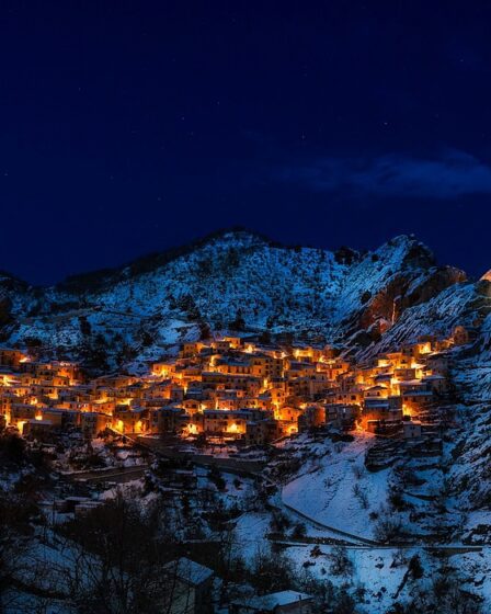 oświetlone górskie miasto nocą