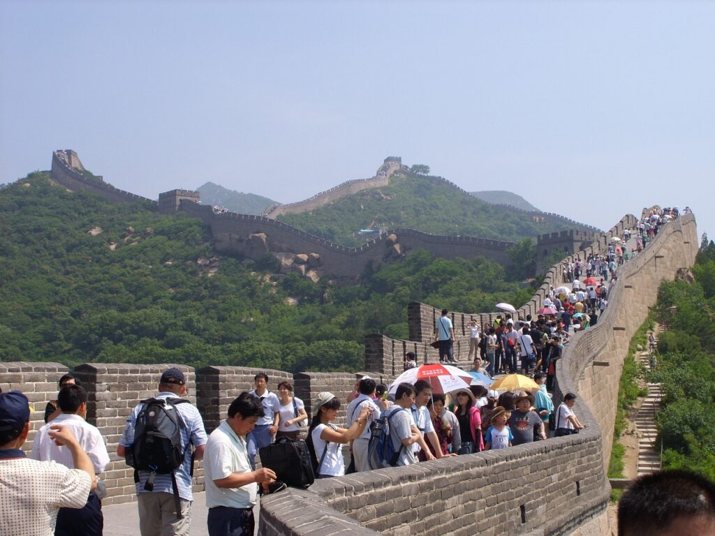 wielki mur chiński z turystami