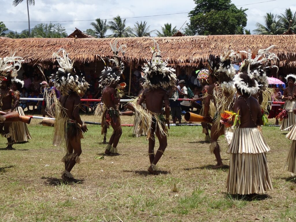 tańczące plemię w papua nowa gwinea